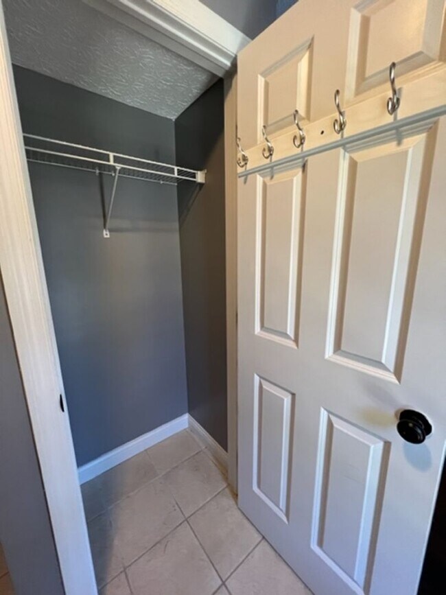 Building Photo - Charming 4 Bedroom 2.5 Bathroom Home in Hi...