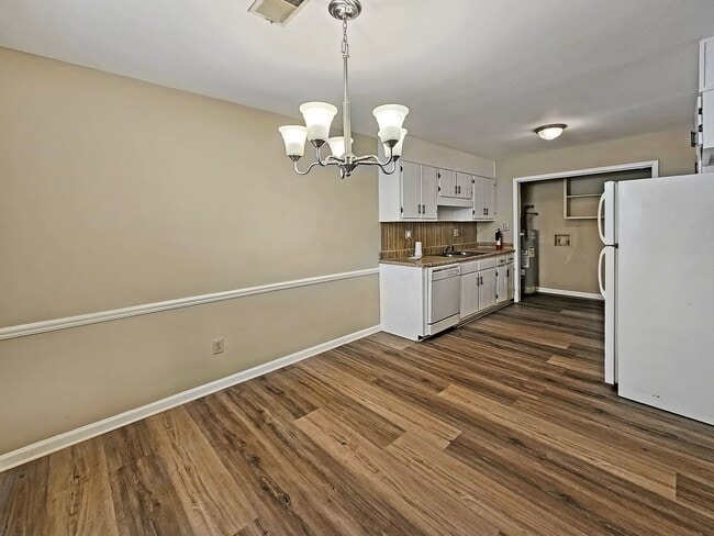 Building Photo - Recently Updated 2/2.5 Flat in Duplex Building