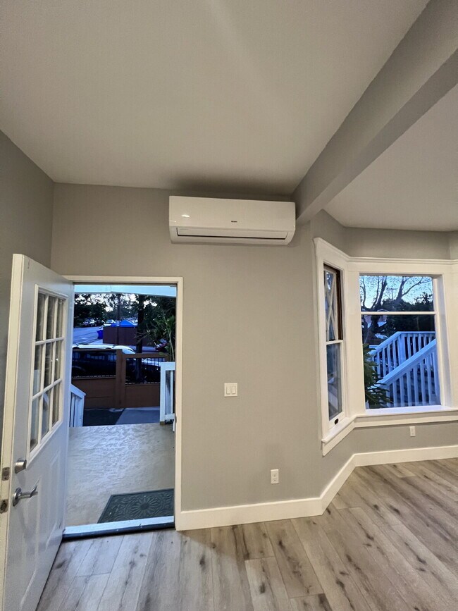 Building Photo - Fully renovated 2bed/1bath with private, g...