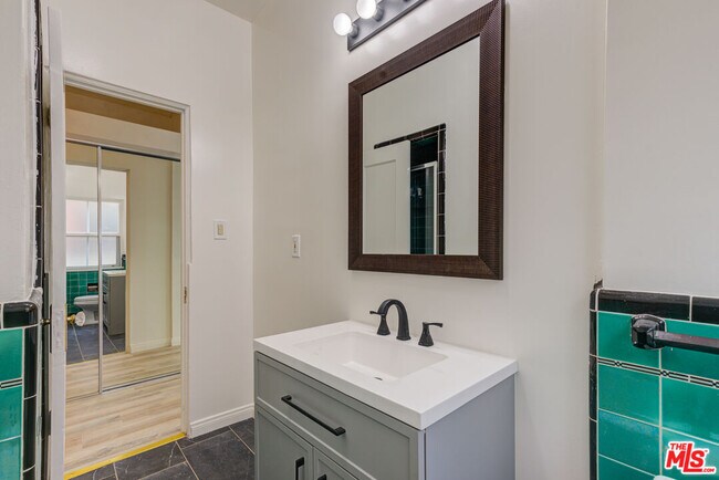 Building Photo - 320 S Reeves Dr