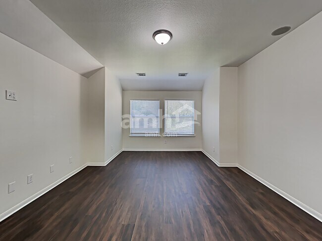 Building Photo - 1735 Park Oak Drive