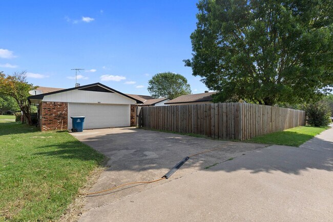 Building Photo - Charming 3-Bedroom, 3-Bathroom Home with S...