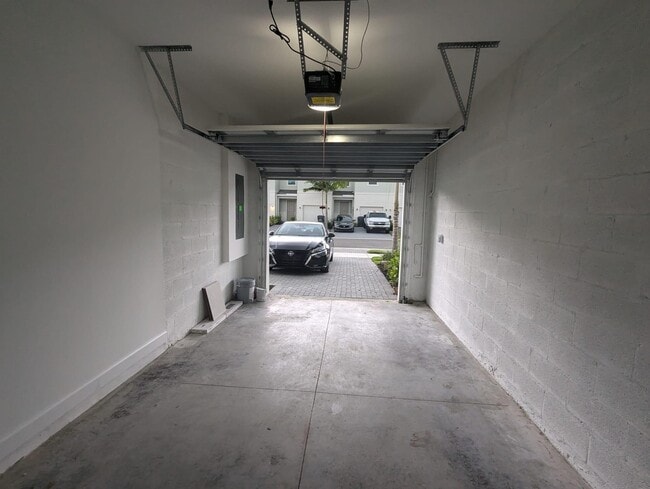 Building Photo - 4588 Hollister Ave
