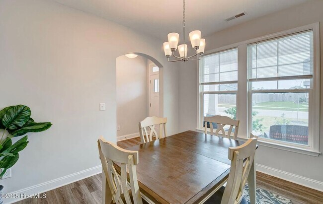 Building Photo - Single Family Home in Desirable Neighborhood