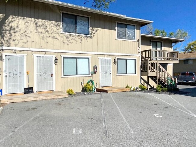Building Photo - 2 Bedroom Townhouse - Garage/Washer-Dryer ...