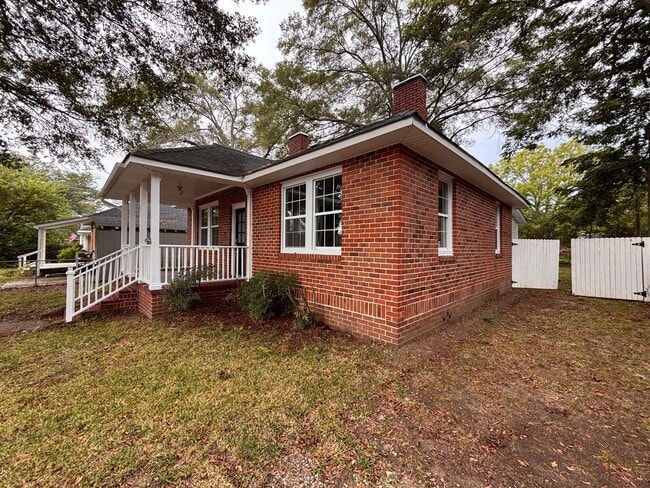 Building Photo - 3 Bedrooms, 2 Bathrooms - Home in Celenease!