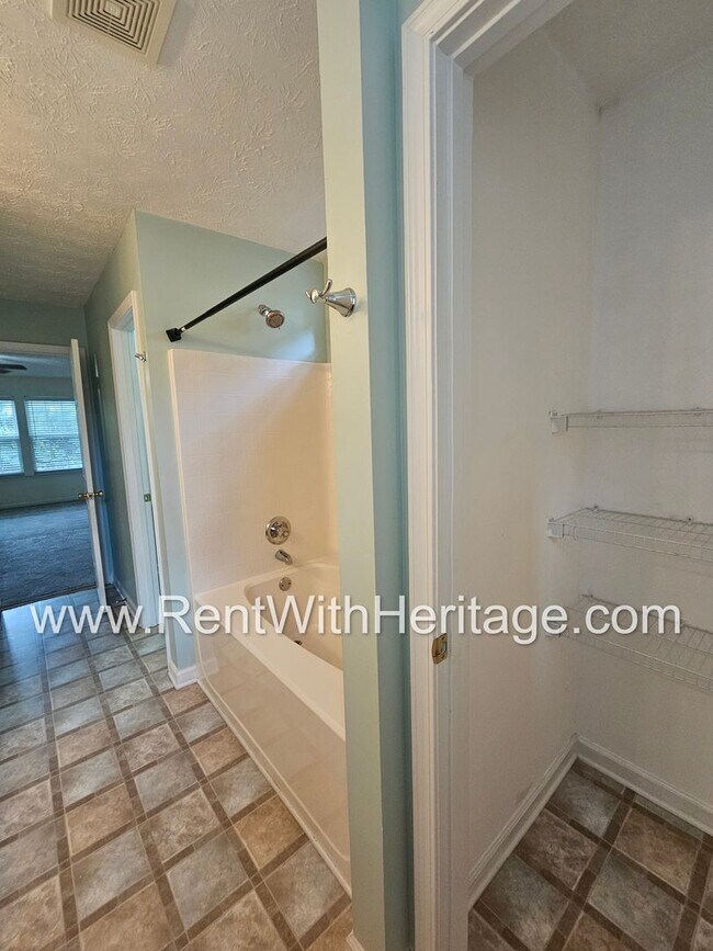 Building Photo - Gorgeous 5 bedroom, 2.5 bath / Attention t...