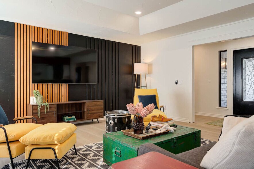 Building Photo - 11000 Springhollow Rd