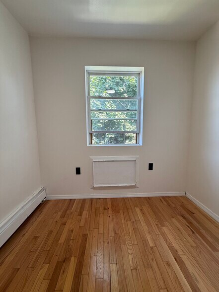 Building Photo - 13 Schaefer St