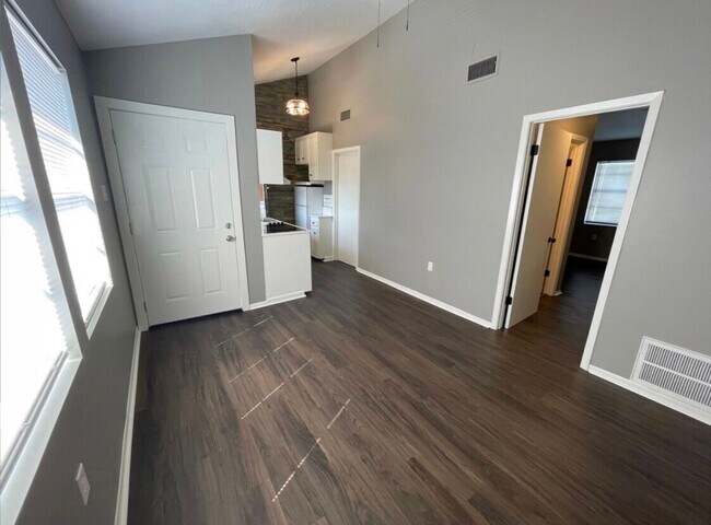 Building Photo - 206 Challenger St