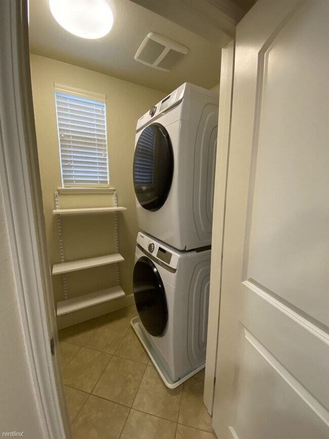 Building Photo - 2 br, 2.5 bath Townhome - 1714 Hillebrant ...