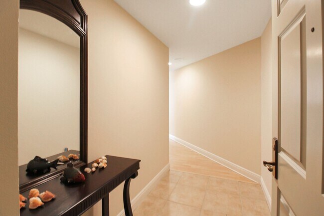 Building Photo - 800 N Tamiami Trl