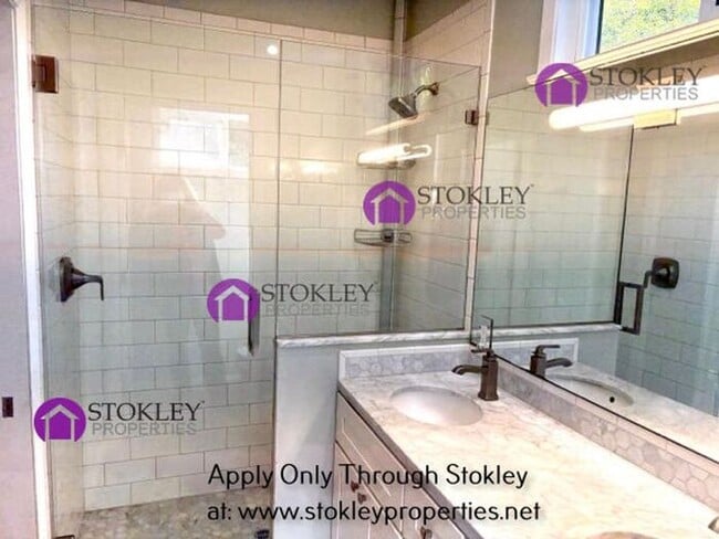 Building Photo - 231 Ivy Dr