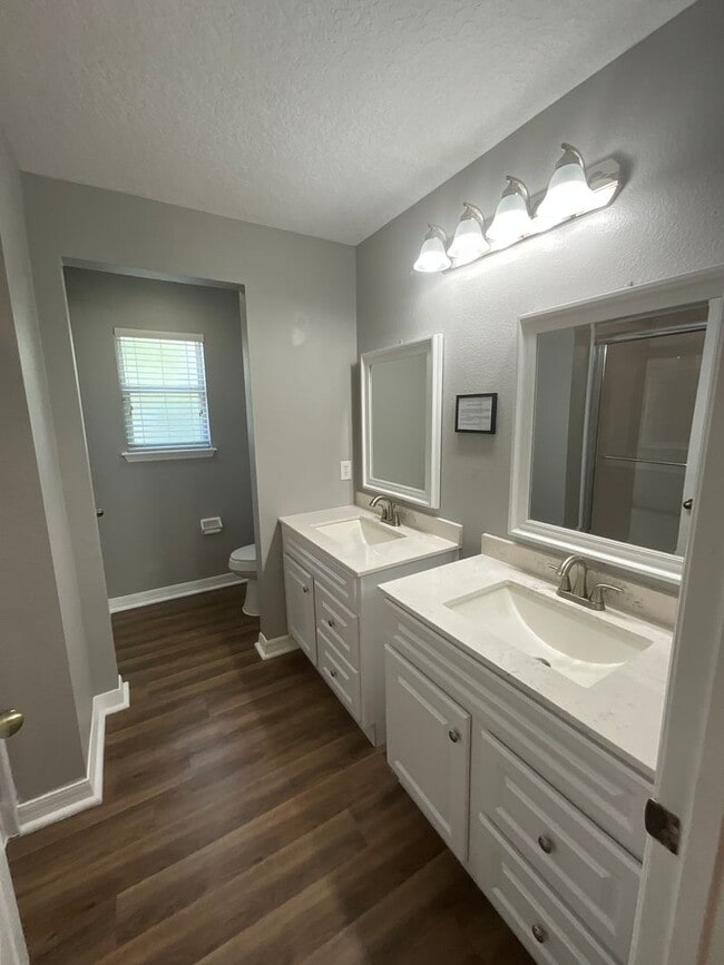 Building Photo - Two Story Town House