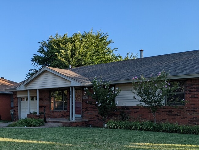 Primary Photo - 113 W Pratt Dr