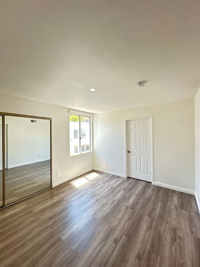 Building Photo - 5455 Sylmar Ave