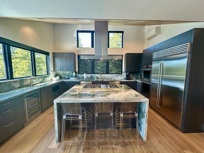 Building Photo - Luxury Mountain Retreat