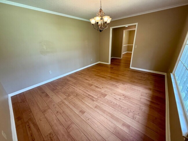 Building Photo - 4 Bedroom Brick Home in Alice Drive Area!