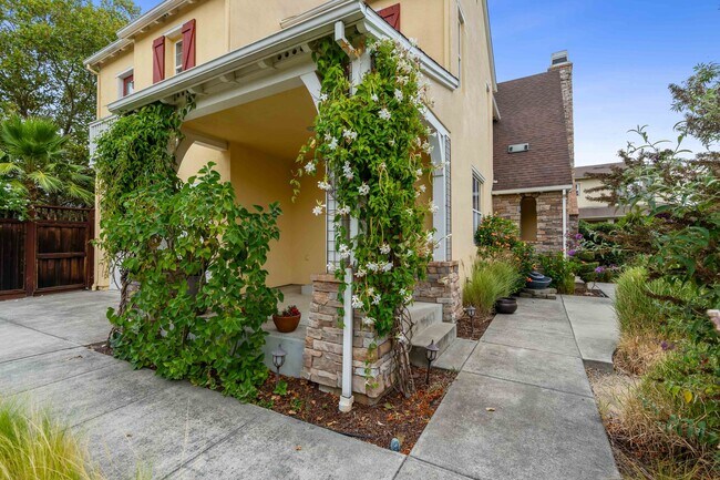 Building Photo - Spacious 3 Bedroom, 3 Bathroom Home with P...
