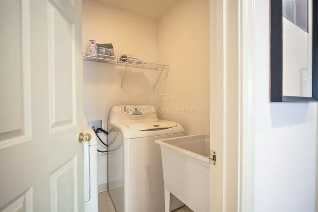 Building Photo - Luxurious 4 bed / 3.5 bath / 3,276 sqft Ho...