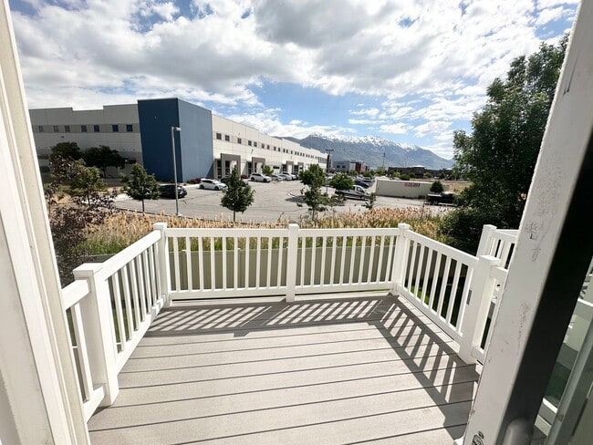 Building Photo - 4 Bedroom/3.5 Bathroom Lehi