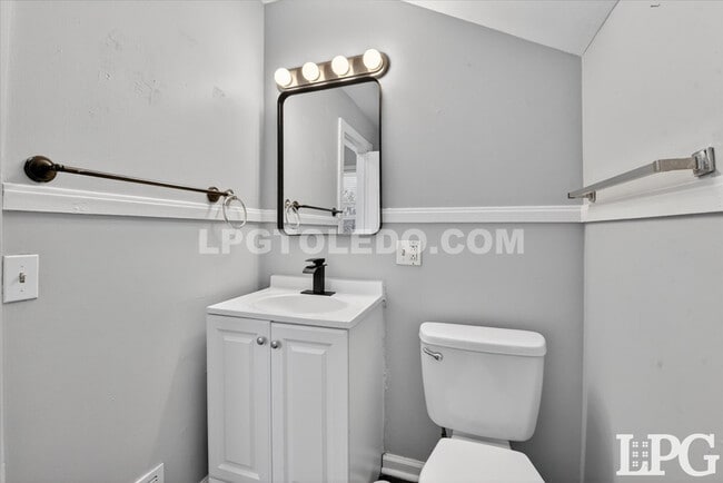 Building Photo - 1665 Burgoyne Dr