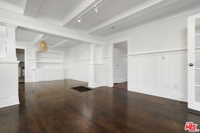 Building Photo - 320 4th Ave