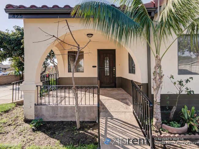 Building Photo - 3 br, 1 bath Triplex - 425 East Hermosa St...