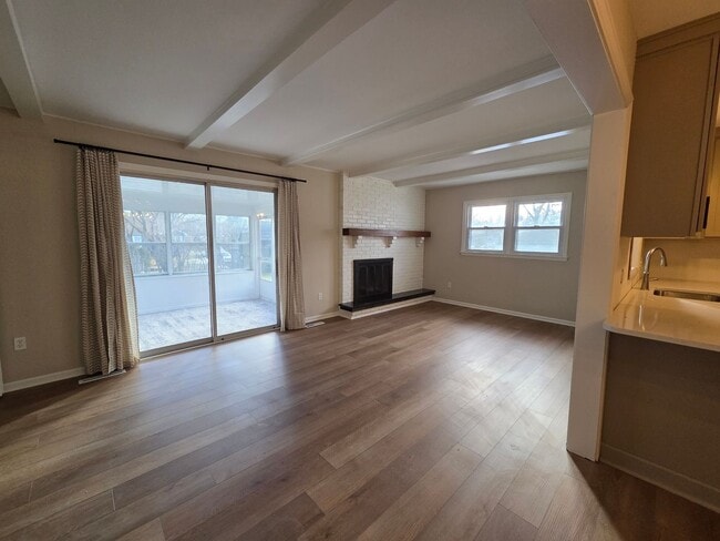 Building Photo - Beautiful 4 bedroom in Forest Hills