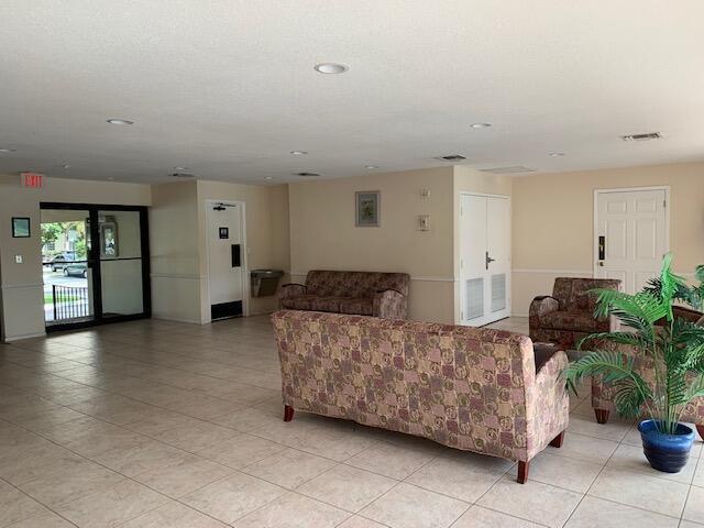 Building Photo - 4154 Inverrary Dr