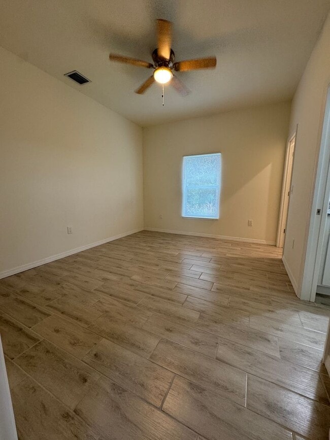 Building Photo - 3 Bed 2 Bath Duplex in Lehigh Acres