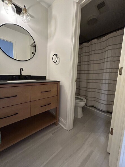 Upstairs Bath - 515 Bally Claire Ln