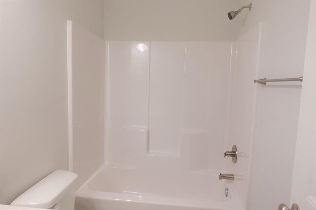 Building Photo - 124 Creekland Wy