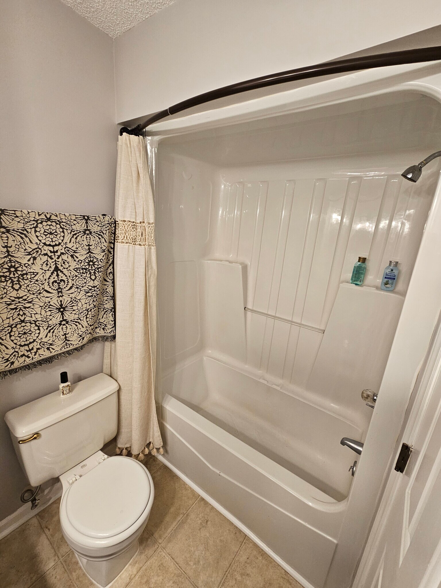 Building Photo - 117 Forest Oaks Dr