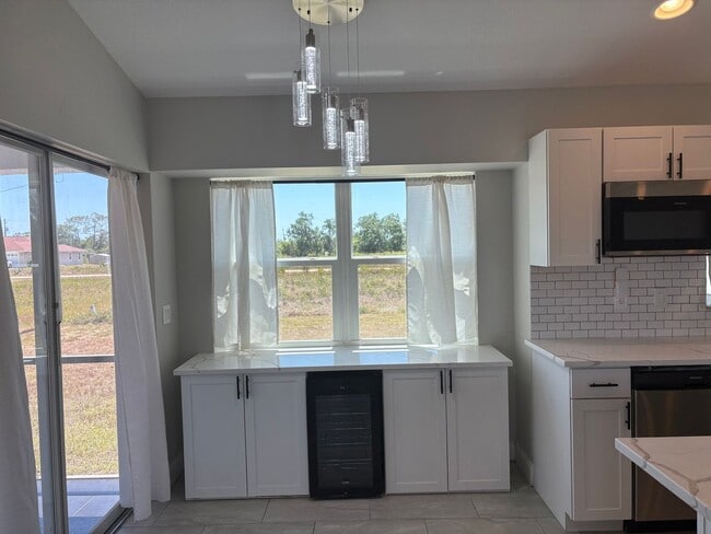 Building Photo - 3/2/2 with Solar!