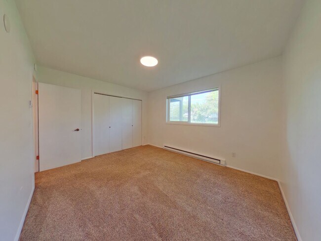 Building Photo - 2 bedroom 1 bathroom apartment in the heart of town!
