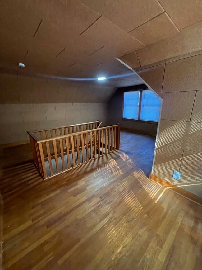 Building Photo - 3 Bedroom with garage and basement