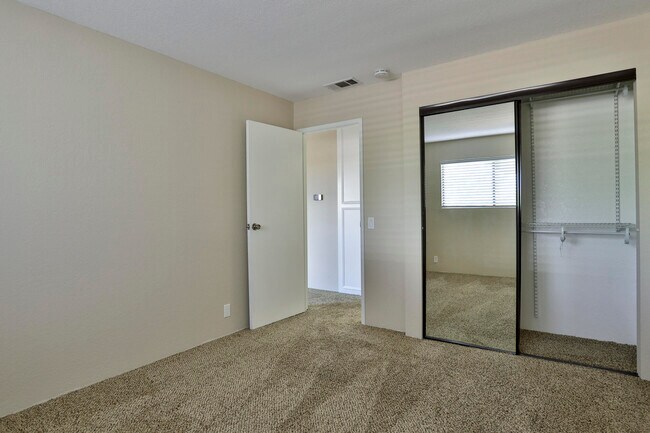 Building Photo - 2820 N Arcadia Ct