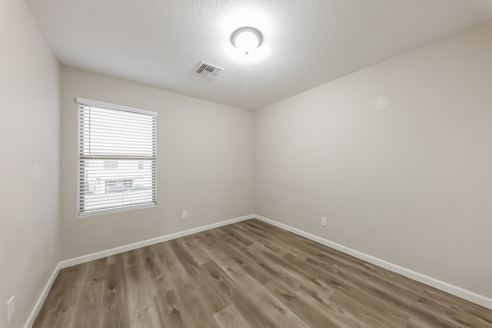 Building Photo - 2505 W Red Fox Rd