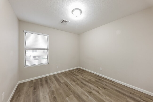 Building Photo - 2505 W Red Fox Rd