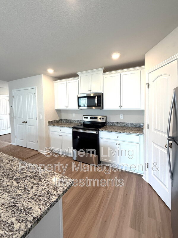 Building Photo - 3047 Cres Lk Ln