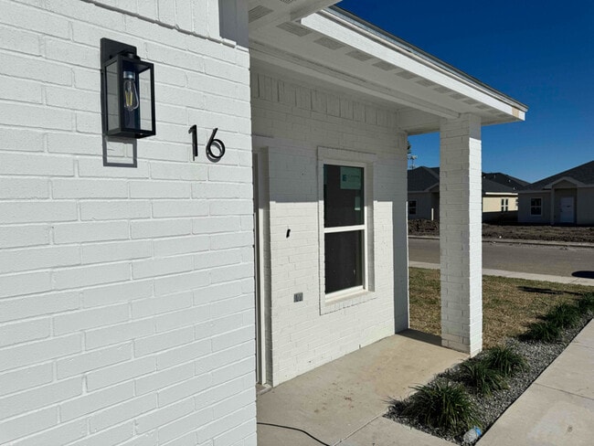 Building Photo - 1806 Atrium Pl Dr