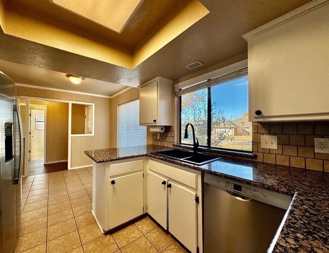 Building Photo - 2200 W Rockypoint Dr