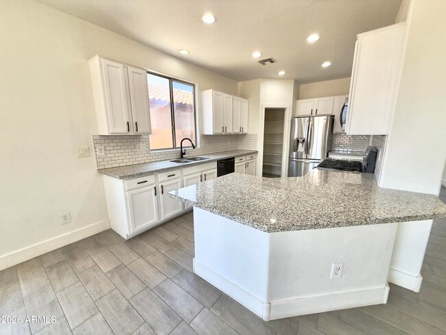 Building Photo - 7116 W Sophie Ln