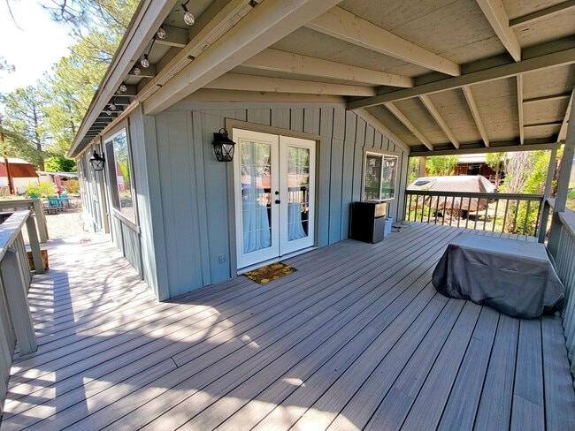 Building Photo - 3 Bedroom 2 Bath in Munds Park with AC!