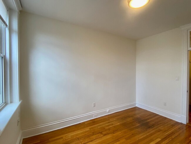 Building Photo - Nicely renovated 2 bed unit with utilities...