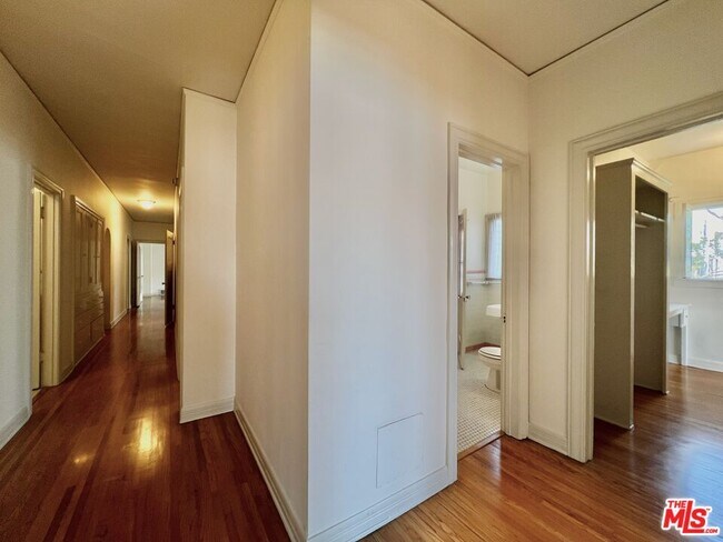 Building Photo - 145 N Sycamore Ave