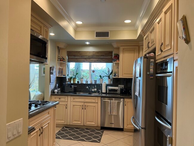 Open kitchen - 1540 S Bentley Ave