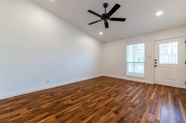 Building Photo - 1205 Dobie Dr