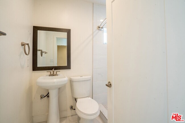 Building Photo - 608 1/2 N Gramercy Pl